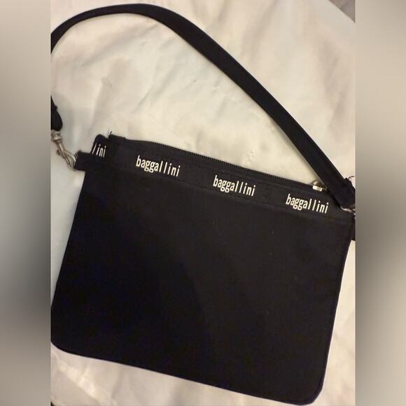 Baggallini Black wristlet bag with Sleek Design - Picture 1 of 5